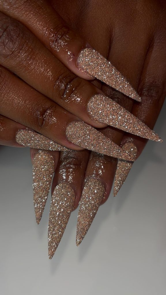 Ne me demandez pas ce qu’on veut comme pose pour les fêtes ✨  #nails #nails…