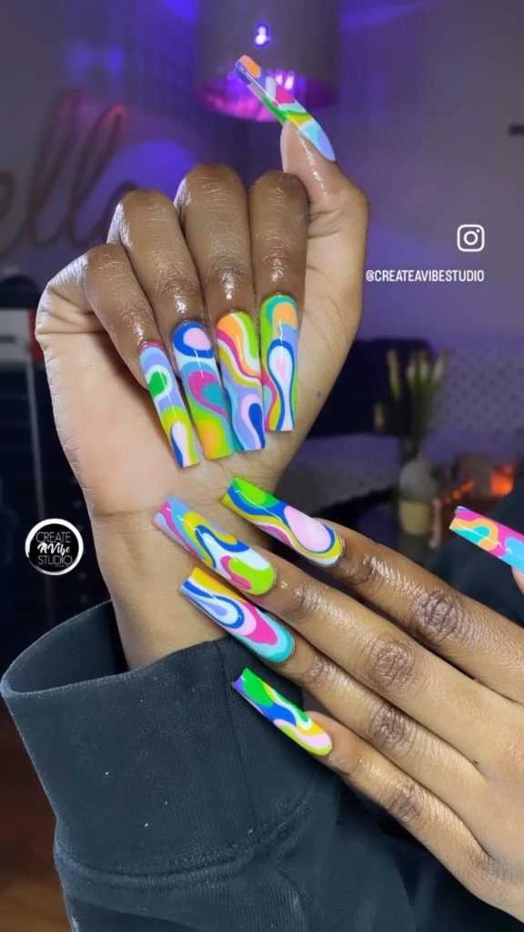 😍 Swirl nail design!! Groovy Nails 💅🏽 !! Artist: @createavibestudio . 📌Pin more inspo 💓💚